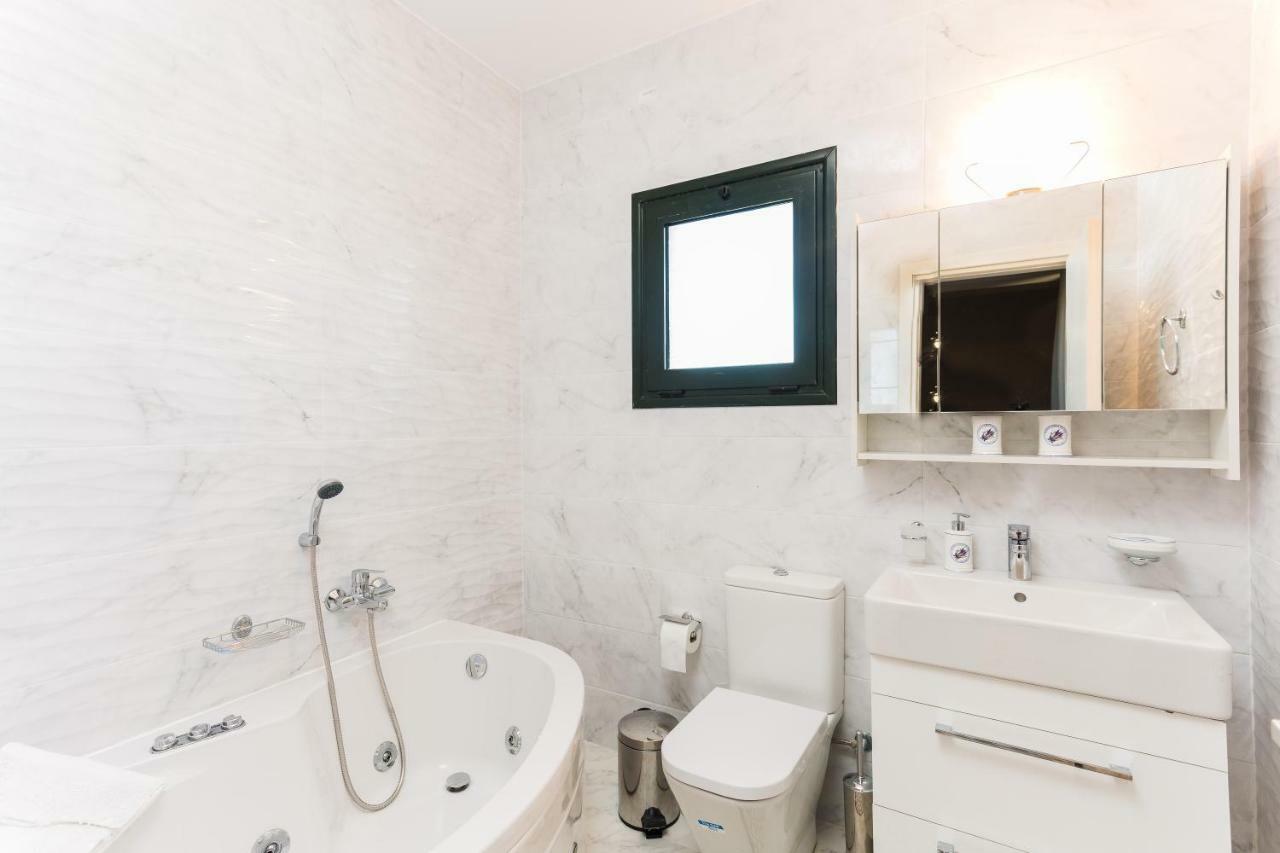 Evangelos Villas, Lavish Touch, By Thinkvilla Angeliana  エクステリア 写真